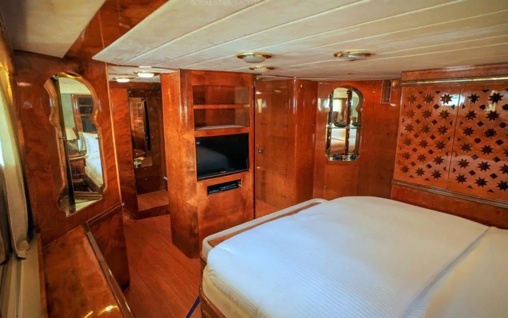 135FT LUXURY PREMIUM YACHT Dubai Charter Photo 3