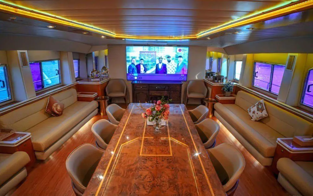 135FT LUXURY PREMIUM YACHT Dubai Charter Photo 4