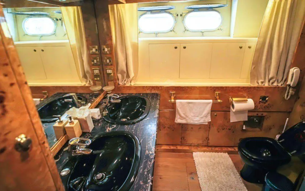 135FT LUXURY PREMIUM YACHT Dubai Charter Photo 6