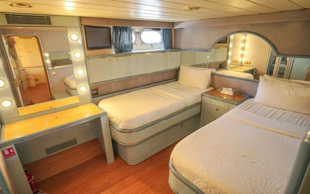 135FT LUXURY PREMIUM YACHT Dubai Charter Photo 7